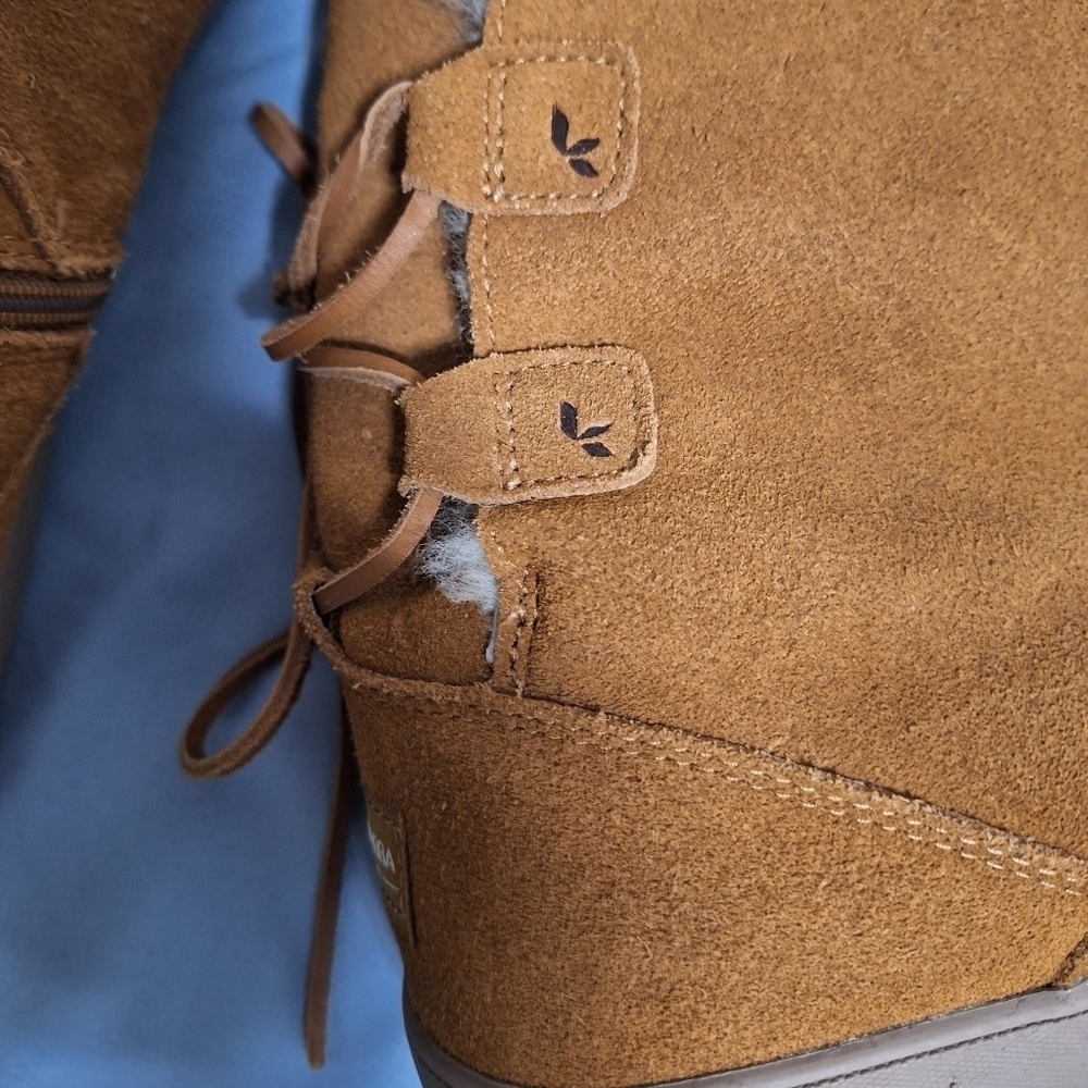 Koolaburra by UGG womens size 9 fur lined boots with laces. - Picture 3 of 7